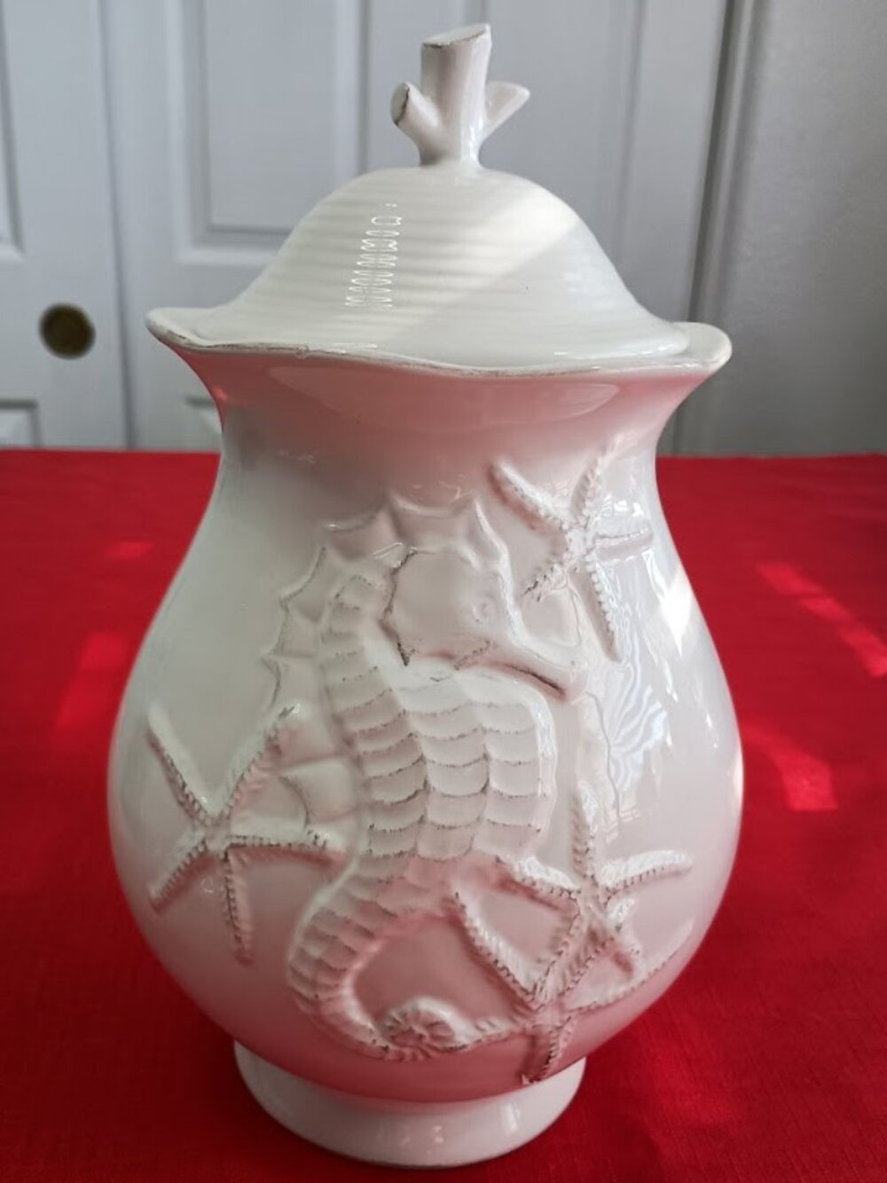 Blue Sky White Ceramic Seahorse Decorative Jar with Lid